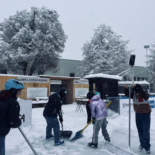 Schülerinnen der 2. Klasse beim Eislaufen
