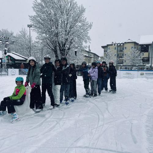 Schülerinnen der 2. Klasse beim Eislaufen