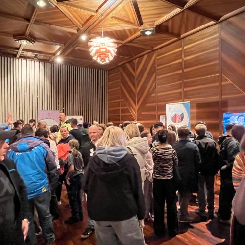 Viele Personen sehen sich die Stände der weiterführenden Schulen in der WKO an.