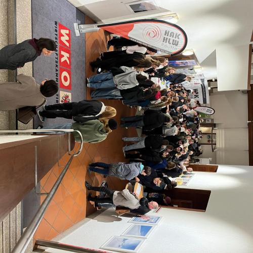 Vielen Menschen halten sich im Foyer der WKO auf, um zu den Ständen der weiterführenden Schulen zu gelangen.