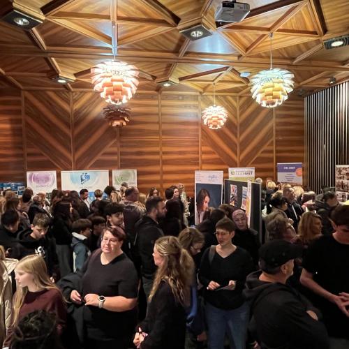 Viele Menschen tummeln sich in den Räumlichkeiten der WKO. Die Messe der weiterführenden Schulen ist sehr gut besucht.