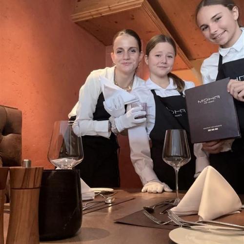 Schülerinnen beim Schnuppern im Mohr Life Resort.