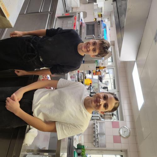 Schüler:innen in der Gastronomie/Küche.