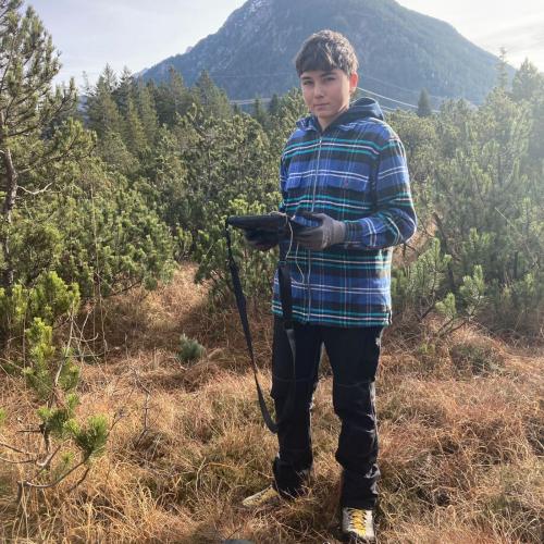 Schülerin arbeitet im Wald.