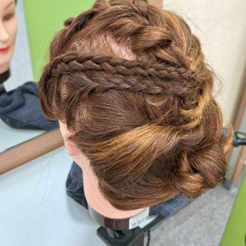 Foto einer Frisur, die ein Schüler biem Friseur gemacht hat.