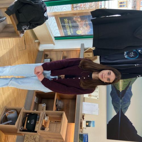 Schülerin beim Verkauf von Kleidung