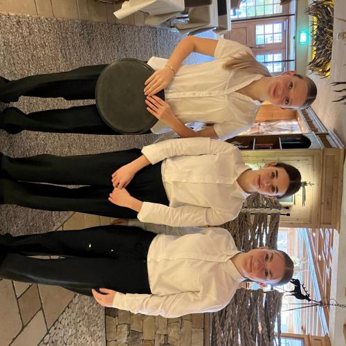 Gruppenfoto Schülerinnen beim Arbeiten in einem Hotel.