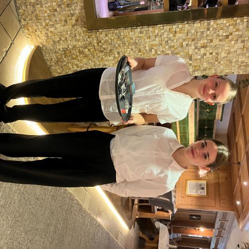 Schülerinnen bei der Arbeit im Hotel.