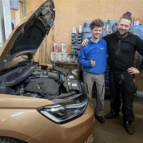 Schüler arbeitet in einer KFZ Werkstatt.