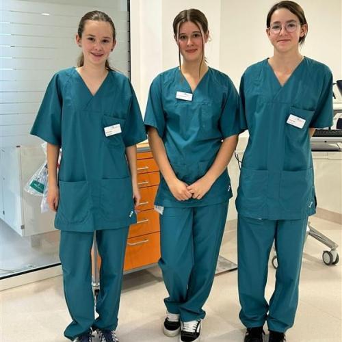 Schülerinnen schnuppern im Krankenhaus.