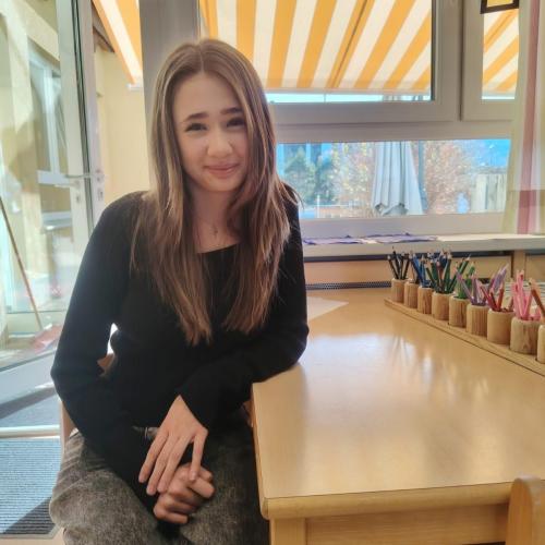 Schülerin schnuppert im Kindergarten.