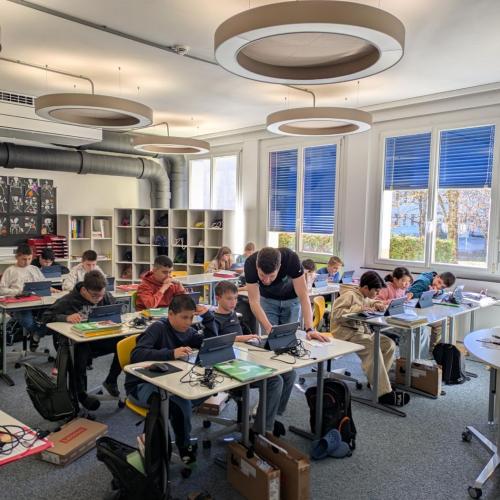 Schüler:innen der 1b Klasse arbeiten mit ihren neuen Tablets.