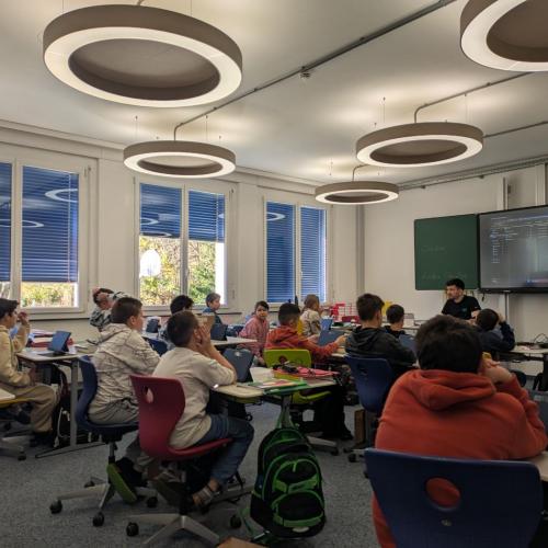 Schüler:innen der 1b Klasse arbeiten mit ihren neuen Tablets.