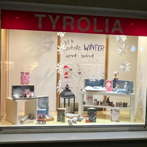 Winterlich gestaltetes Schaufenster der Tyrolia.