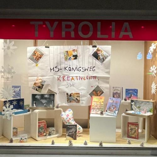 Winterlich gestaltetes Schaufenster der Tyrolia.