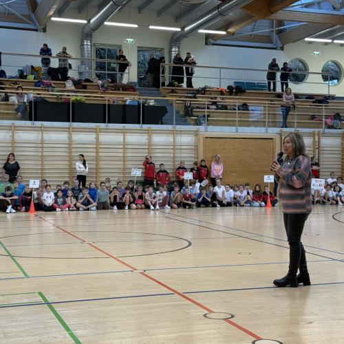 Direktorin der MSK spricht zu den Teilnehmenden.