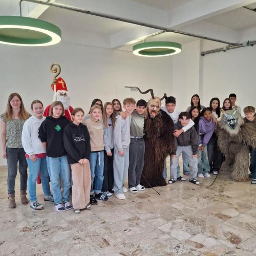 Gruppenfoto der 3b mit den Krampussen.