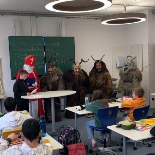 Niklaus besucht die 1b.