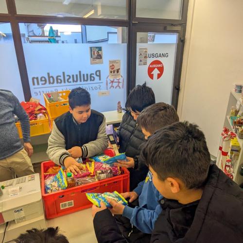 Schüler sortieren die gespendeten Waren. 