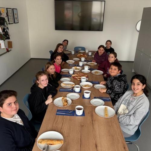 Schülerinnen beim Essen ihrer französischen Speisen.