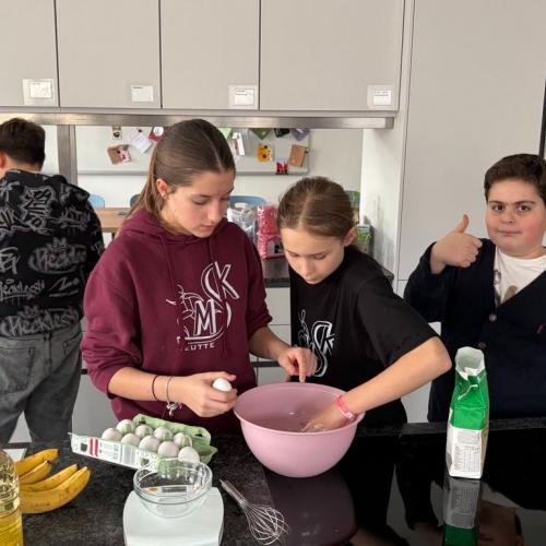 Schülerinnen bereiten eine französische Speise zu.