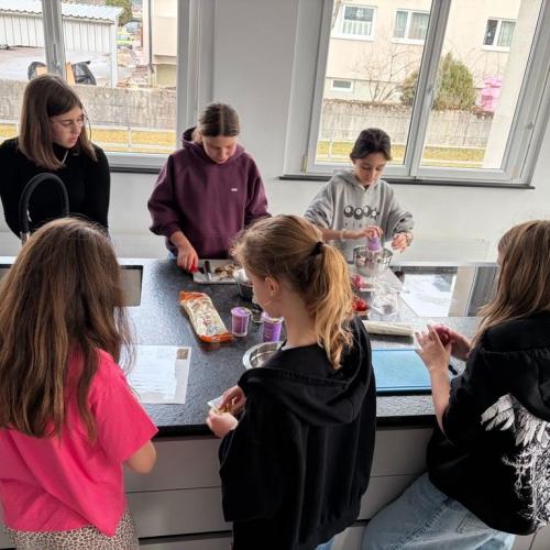 Schülerinnen bereiten eine französische Speise zu.