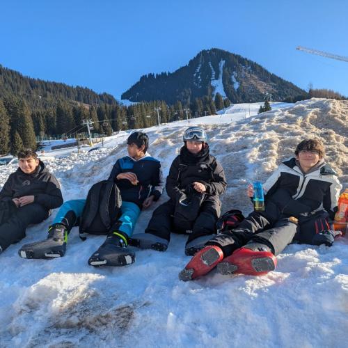 Schüler genießen ihre Brotzeit.
