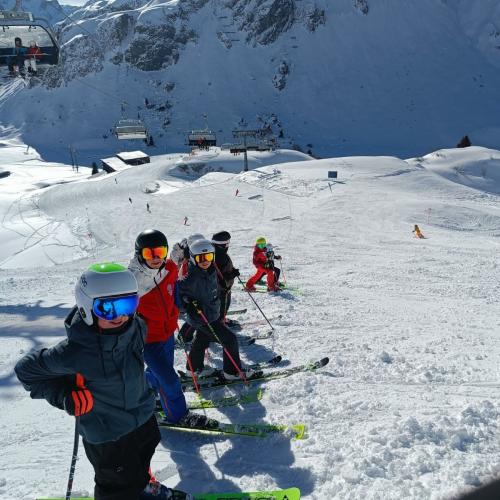 Gruppenfoto Skigruppe auf Skipiste.