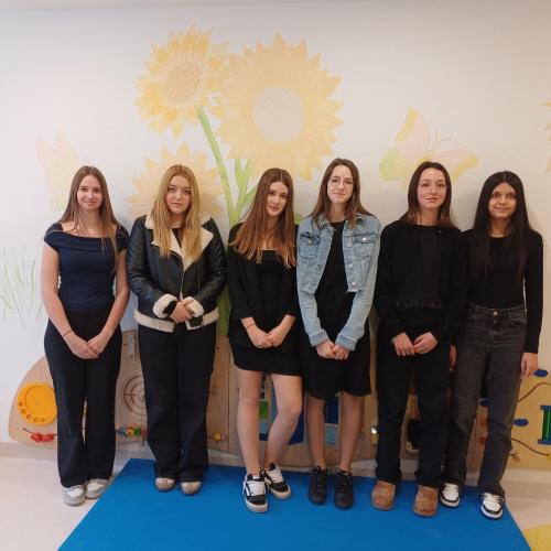 Gruppenfoto der Schülerinnen bei der Feier. 