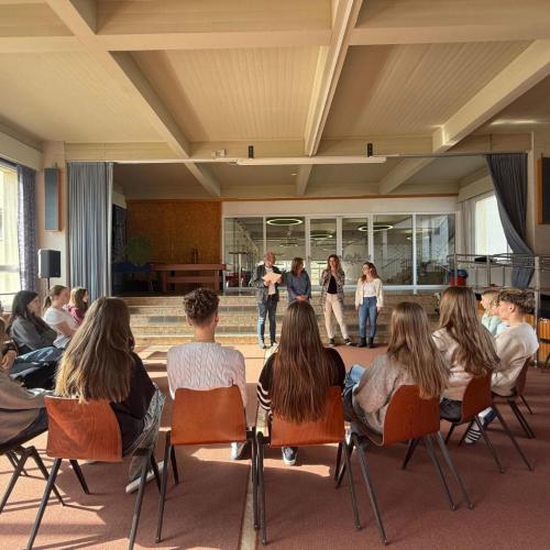 Übergabe Schulpartnerschaft in der Aula