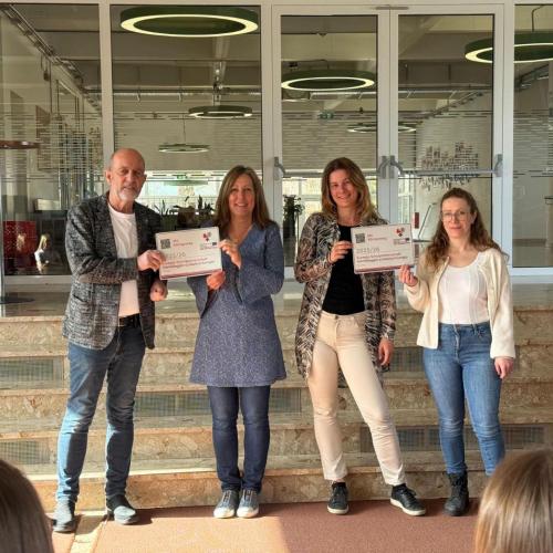 Herr Tiefenthal übergibt die Euregio Plakette an Direktorin, und Italienischlehrpersonen