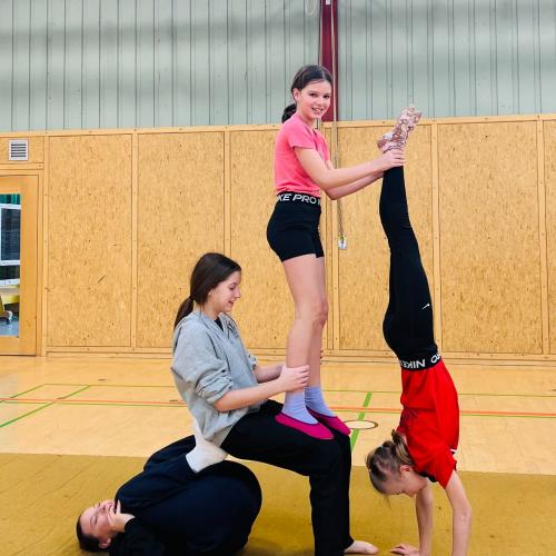 Schüler:innen beim Acro-Yoga