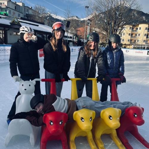 Schüler:innen beim Eislaufen.