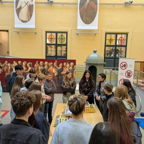 Schüler:innen 4c im Kindermuseum im Schloss Schönbrunn.