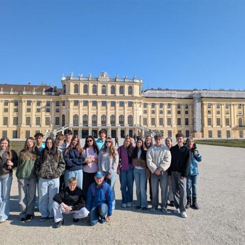Gruppenfoto der 4c vor dem Schloss Schönbrunn.