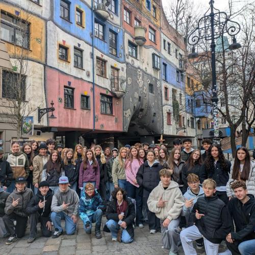 Gruppenfoto der 4. Klassen vor dem Gebäude von Friedensreich Hundertwasser.