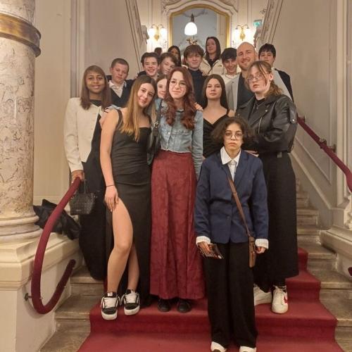 Schüler:innen der 4b im Stiegenaufgang des Ronacher Theaters.