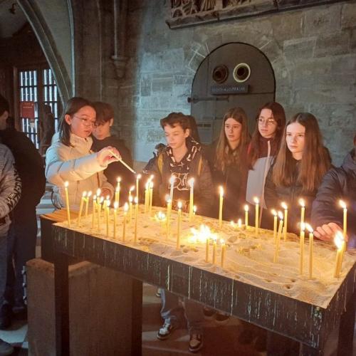Schüler:innen zünden Kerzen im Stephansdom an, um an unseren verstorbenen Schulwart zu gedenken. 