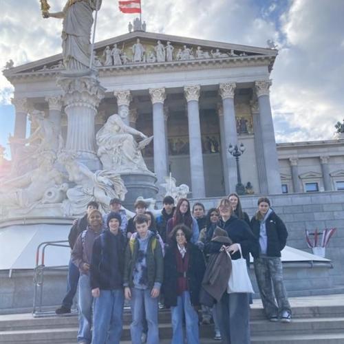 Schüler:innen der 4b vor dem Parlament.