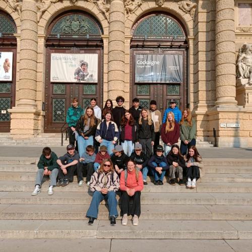 Gruppenfoto der 4a Klasse vor dem Naturhistorischen Museums.