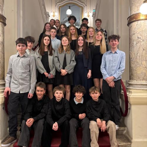 Gruppenfoto der 4a Klasse auf dem Treppenaufgang des Ronacher Theaters.