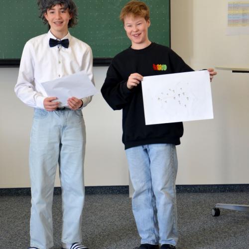Zwei Schüler beim Präsentieren