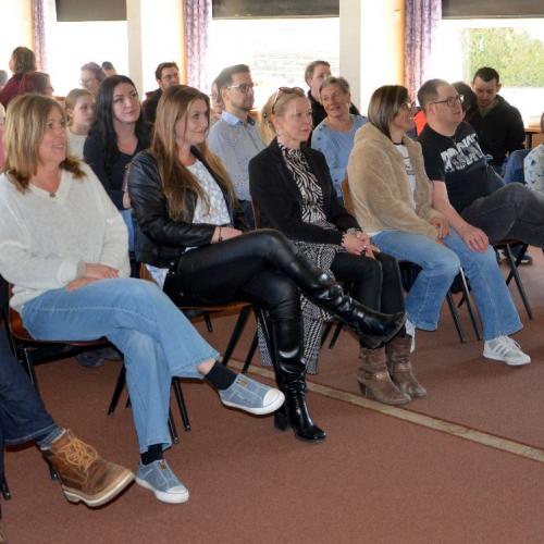 Eltern, die bei der Abschlusspräsentation im Publikum waren.