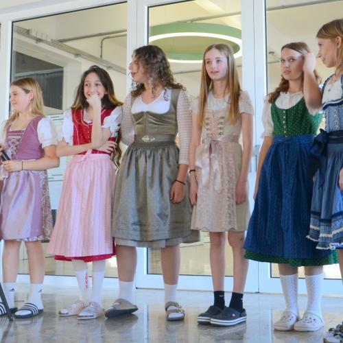 Schülerinnen im Dirndl bei der Abschlusspräsentation.