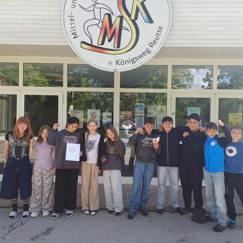 Jugendrotkreuz Schneckenrallye Gruppenfoto 1. Klasse vor der Schule.