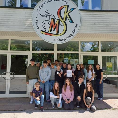Jugendrotkreuz Schneckenrallye Gruppenfoto vor der Schule.