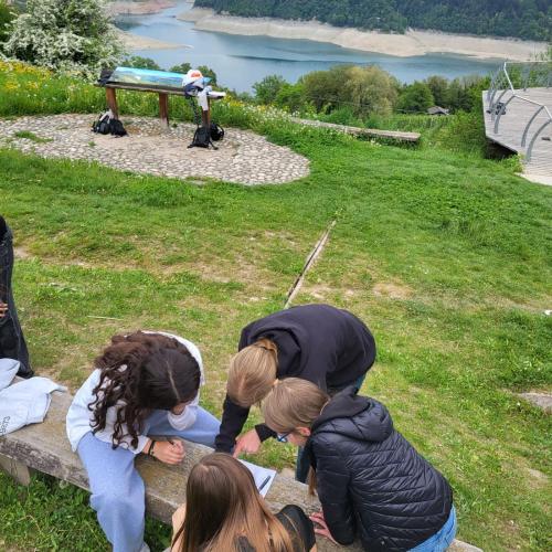Schüler:innen beim Bearbeiten von Aufträgen im Dos di Pez.