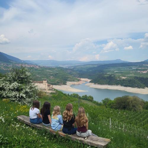 Gruppenfoto mit Ausblick auf den See in der Nähe von Cles.