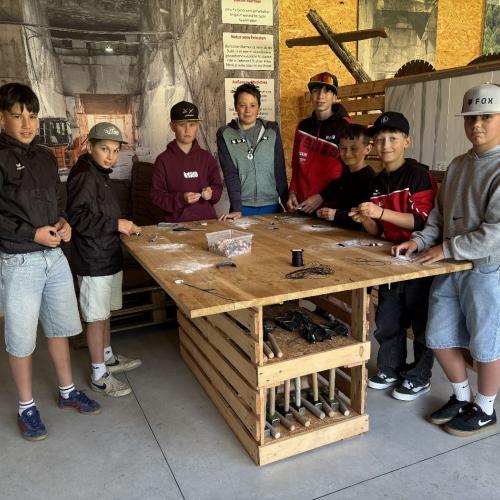 Schüler:innen in einer Werkstatt eines Museums.