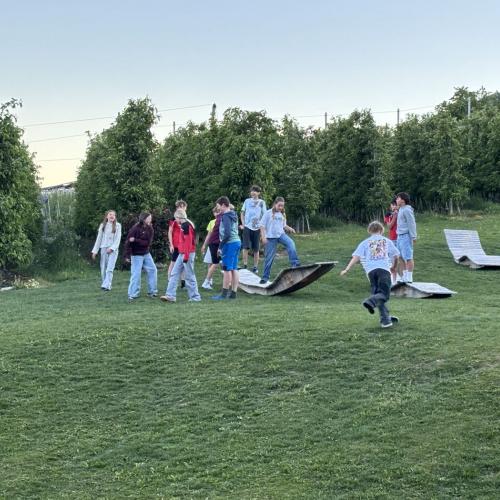 Schüler:innen spielen im Garten des Hotels.